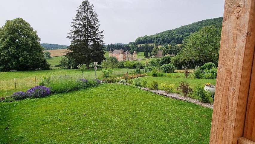 Location de vacances pour 2 personnes, avec Terrasse ainsi que Jardin et Vue dans Ménessaire