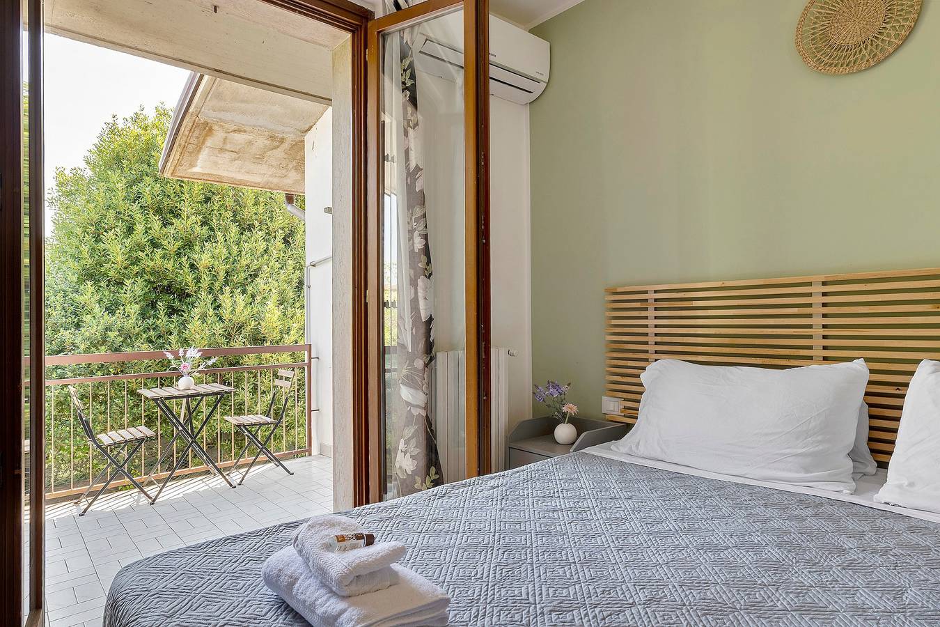 Appartement entier, Appartement 'Bc Garda House' avec balcon et climatisation in Peschiera del Garda, Montagnes autour du lac de Garde