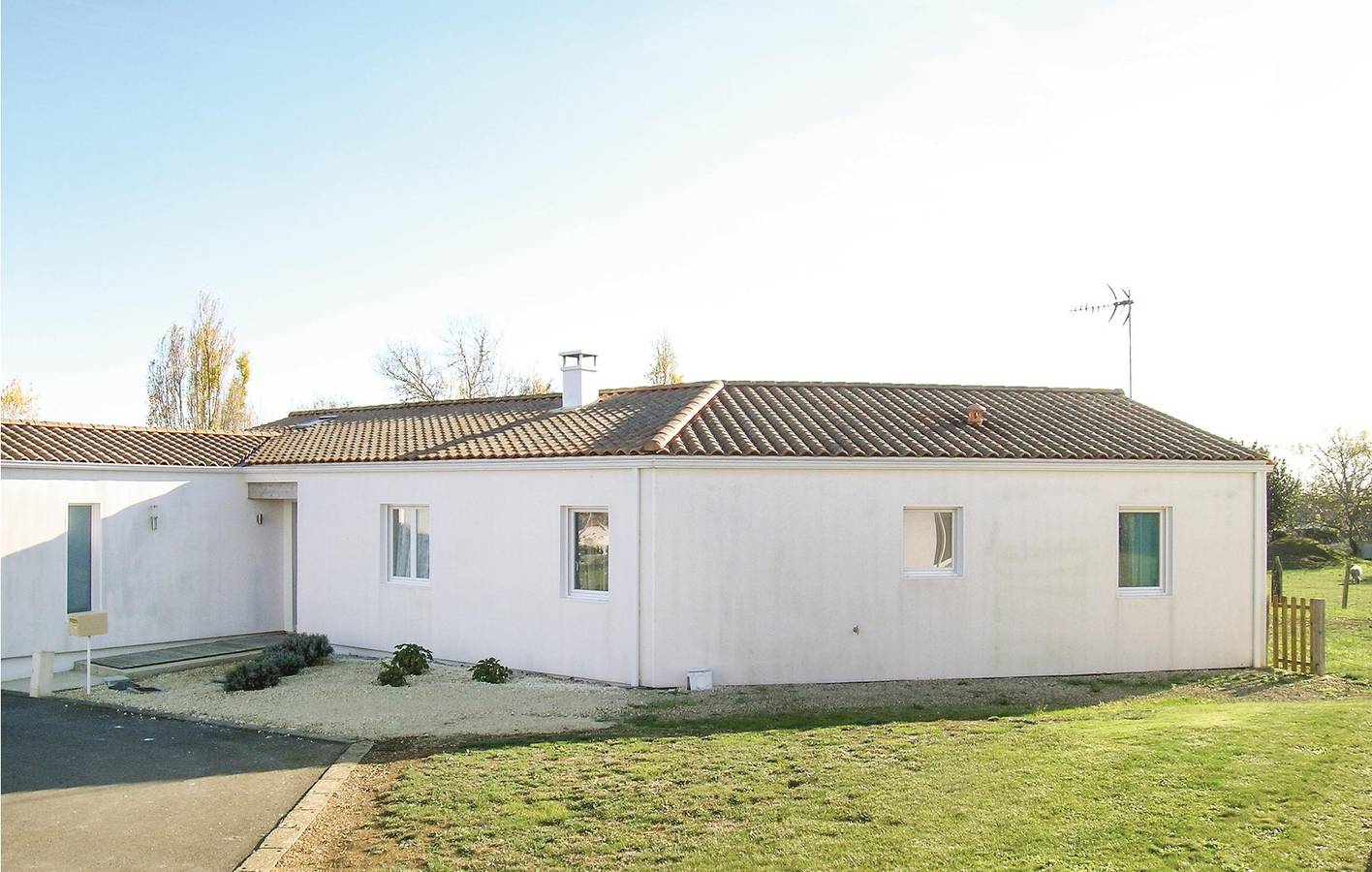 Sustainable 115 m² Apartment with Parking & Wifi in Saint-Michel-en-l'Herm, Fontenay-le-Comte
