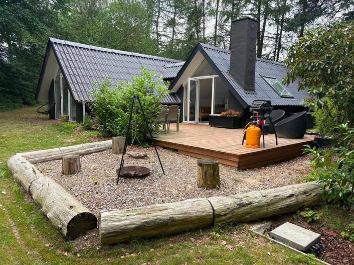 Ferieudlejning for 5 personer, med Terrasse og Have samt Søudsigt i Ry