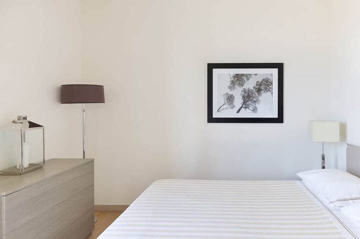Appartement entier, Elegant and spacious three-room apartment with frontal sea view characterized by an elegant and refined design of approximately 100 m2 and arranged on two levels.On the first floor it is composed of a living room with double sofa bed and fully equipped i in Spiaggia Puntone di Scarlino (Scarlino), Scarlino