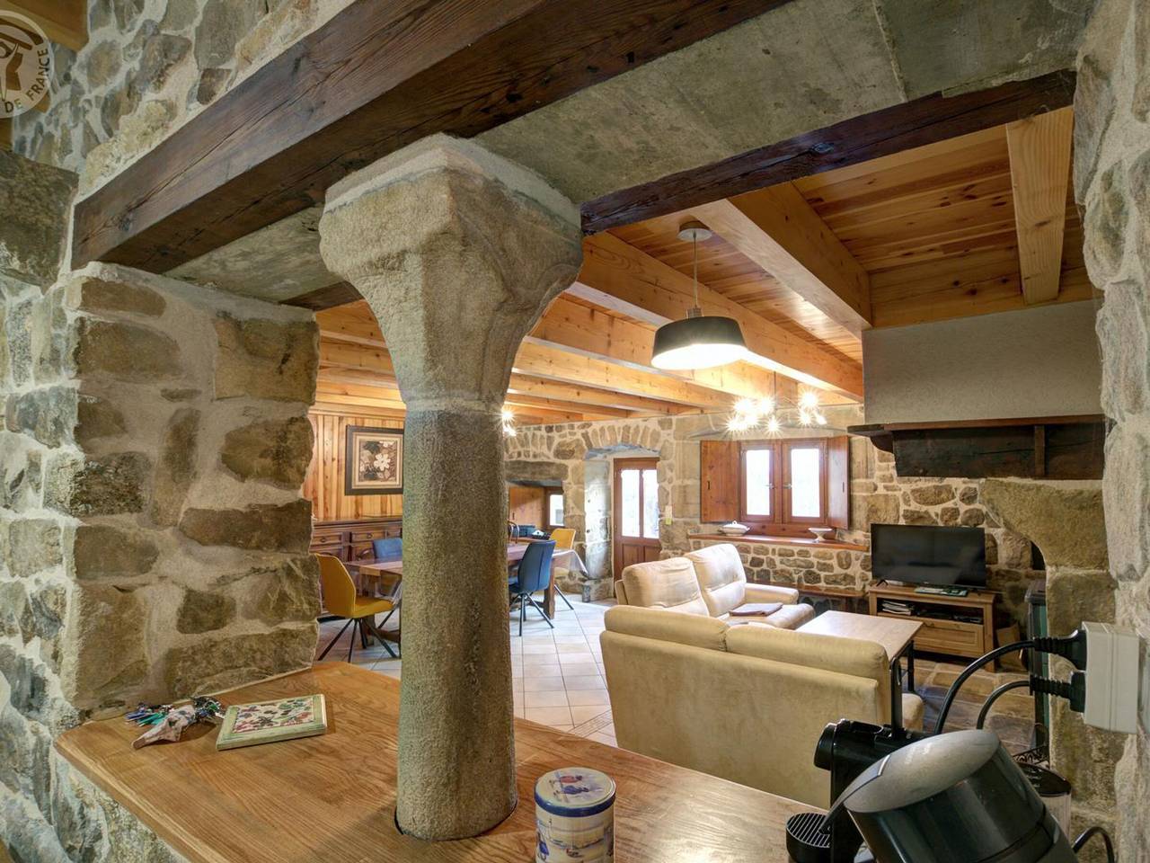 Charmantes Steinhaus, 3 Schlafzimmer, 6 Pers, eingezäunter Garten in Montarcher, Montbrison