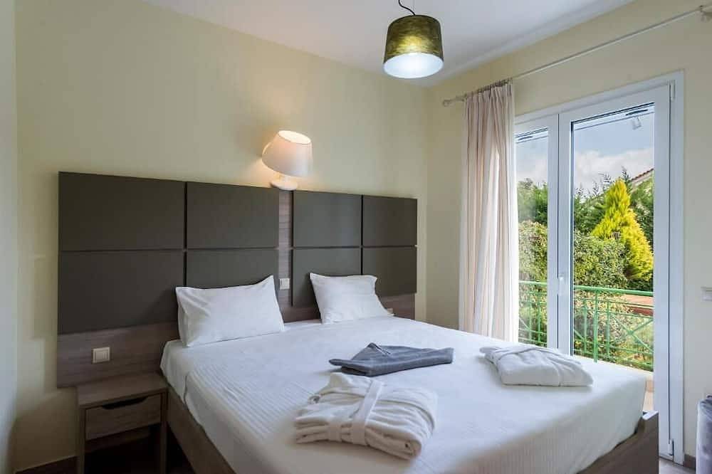 Dimitra, Villa mit Pool 250m zum Strand in Finikounda, Messenien