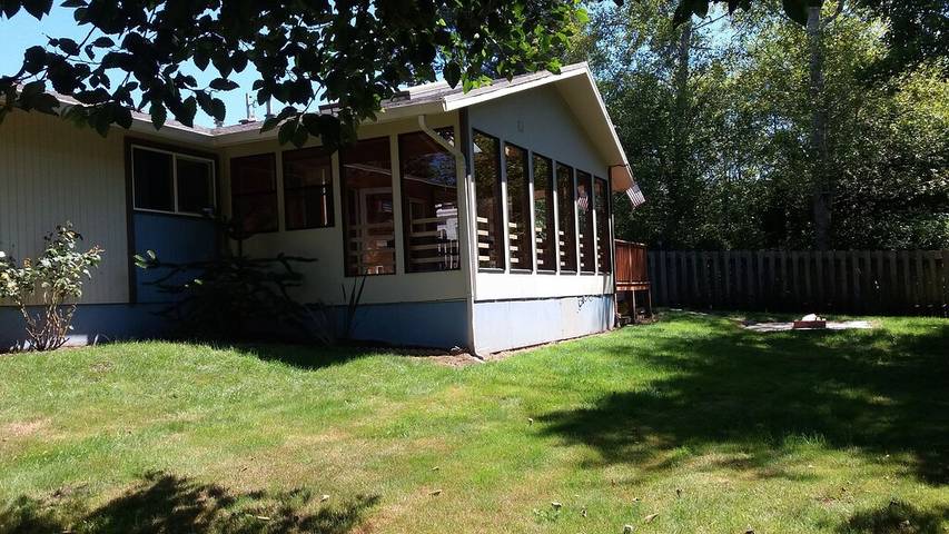 Vacation house for 16 people, with hot tub and yard in Lincoln City