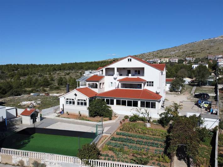 Ferienwohnung für 6 Personen, mit Balkon und Garten in Grad Šibenik - 4