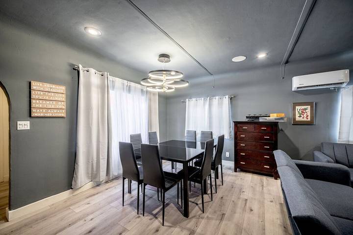 Vacation rental for 10 people, with yard and balcony as well as hot tub in San Fernando Valley