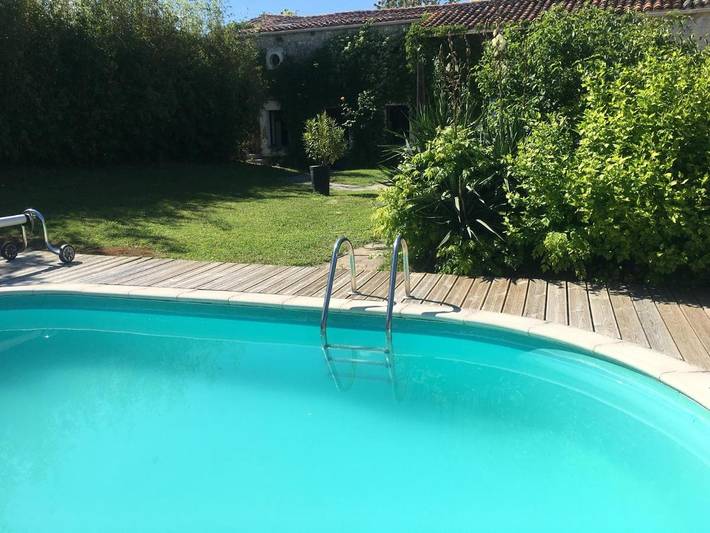 Location de vacances pour 6 personnes, avec Terrasse ainsi que Jardin et Piscine à Linars (Charente)