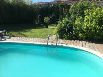 Location de vacances pour 6 personnes, avec jardin et piscine à Linars (Charente)