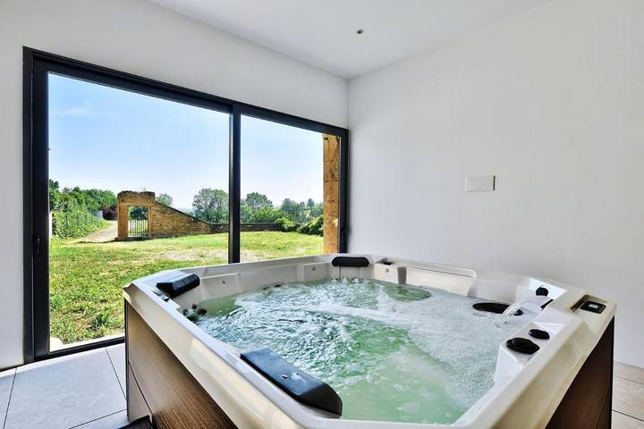 Maison de vacances pour 14 personnes, avec Jacuzzi et Terrasse ainsi que Jardin et Piscine à Villeurbanne