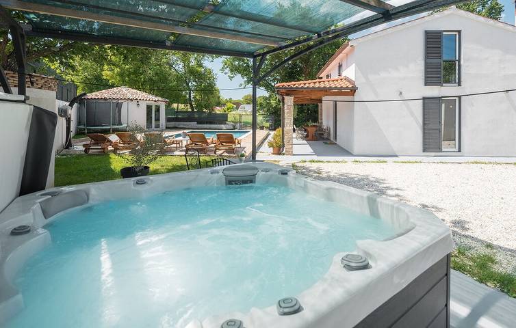 Villa für 5 Personen, mit Whirlpool und Garten sowie Terrasse in Istrien - 2