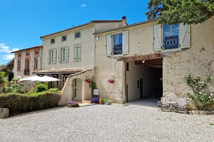 Beautiful 3 bedroom barn in large private gardens, with heated swimming pool in Mirepoix, Ariège