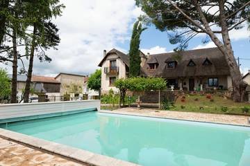 Location de vacances pour 16 personnes, avec piscine ainsi que vue et jardin à Thiviers