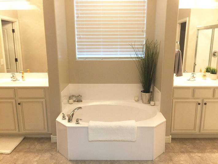 Vacation rental for 11 people, with pool and yard as well as hot tub in Gilbert