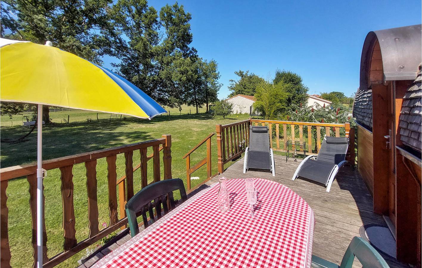 Modernes Mobilheim mit Parkplatz, TV, Pool & Garten - 1,5km bis La Loire in Pouilly-sous-Charlieu, Roanne und Umgebung