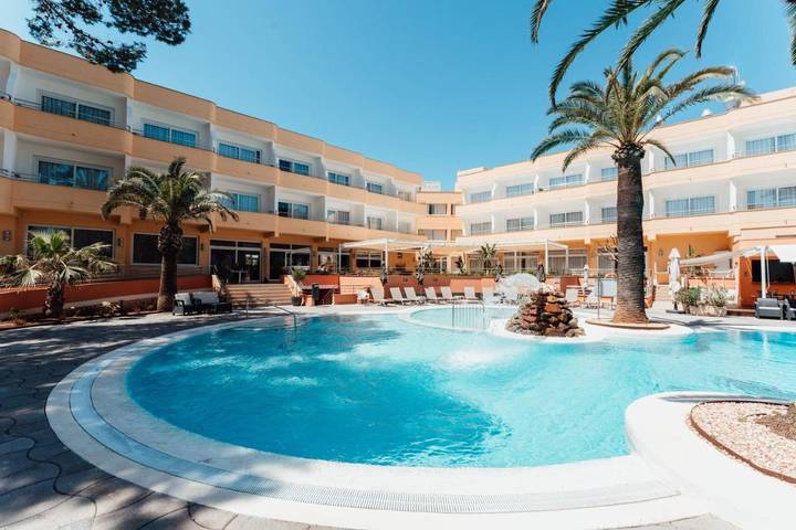 Resort para 3 pessoas, com Varanda e Jacuzzi e ainda Terraço and Jardim em Minorca