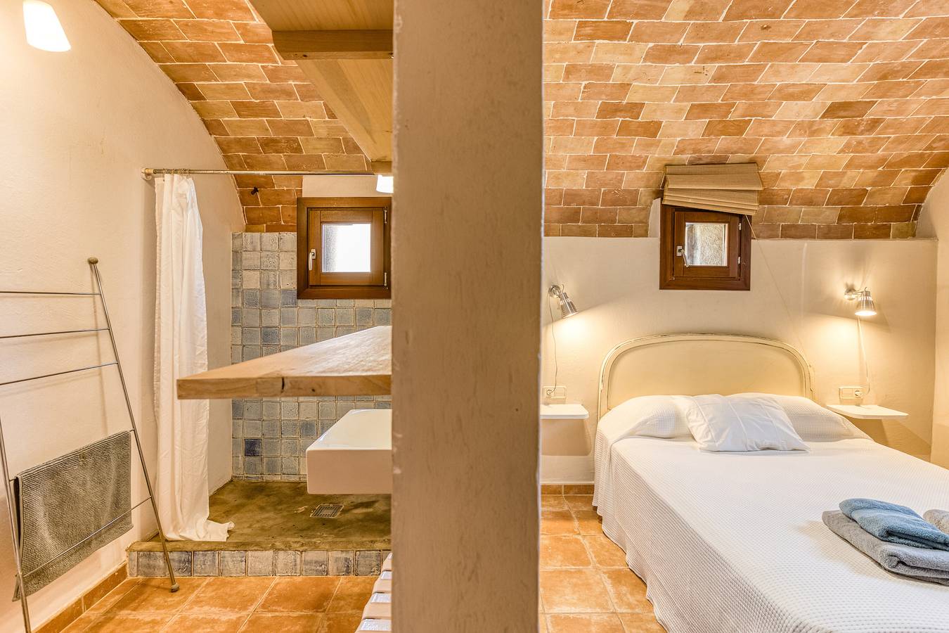 Room 'Salvia' with Shared Pool, Shared Terrace and Wi-Fi in Borrassà, Upper Empordà