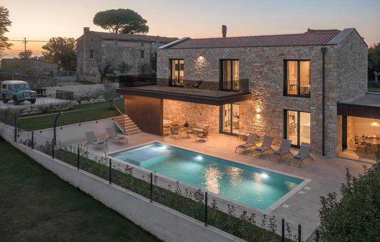 Ferienhaus für 6 Personen, mit Terrasse und Whirlpool sowie Garten und Sauna in Kastelir