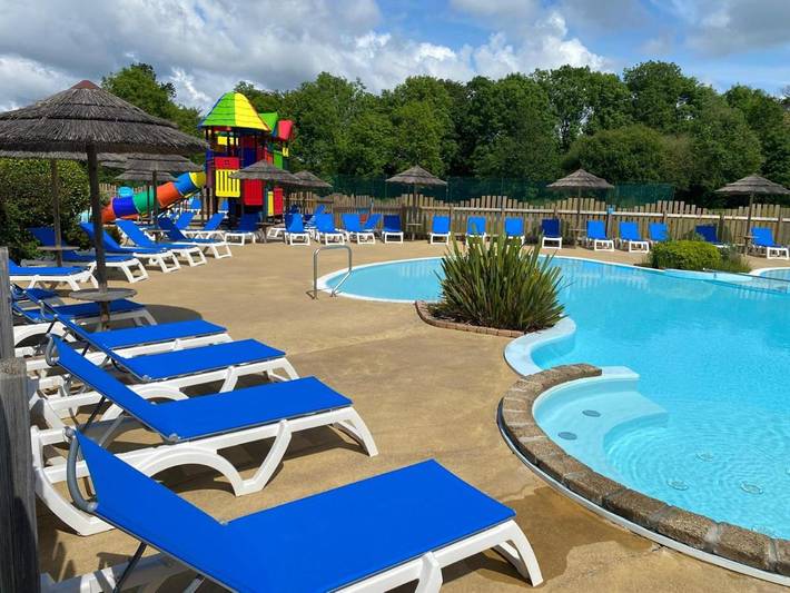 Camping pour 6 personnes, avec piscine ainsi que jacuzzi et jardin