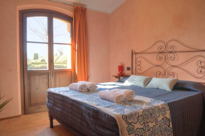 The independent Capannina on the Tuscan hills in Colle di Val d'Elsa, Siena Province