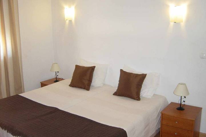 Maison avec 4 chambres ��� coucher, terrasse donnant sur la piscine. in District de Évora