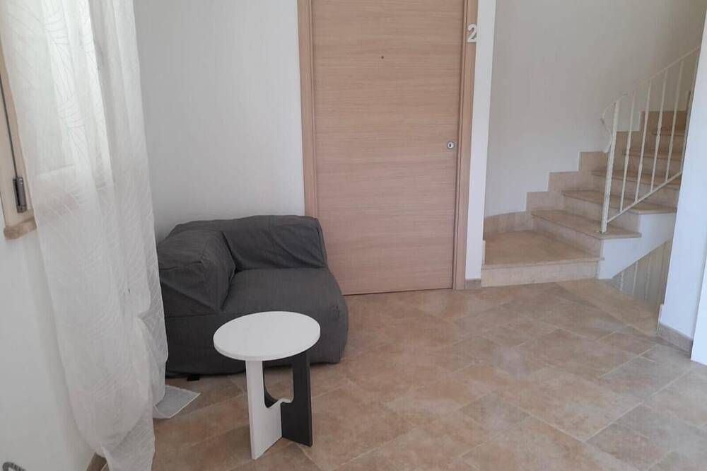 Entire apartment, Room 'L'Angolo- Camera 3' with Shared Terrace, Wi-Fi and Air Conditioning in Porto Torres, Sassari Province