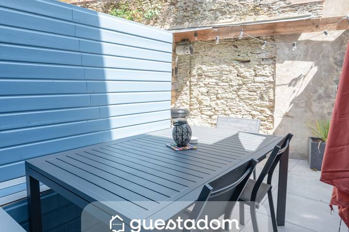 Location de vacances pour 8 personnes, avec terrasse et jardin dans Port de Gourmalon