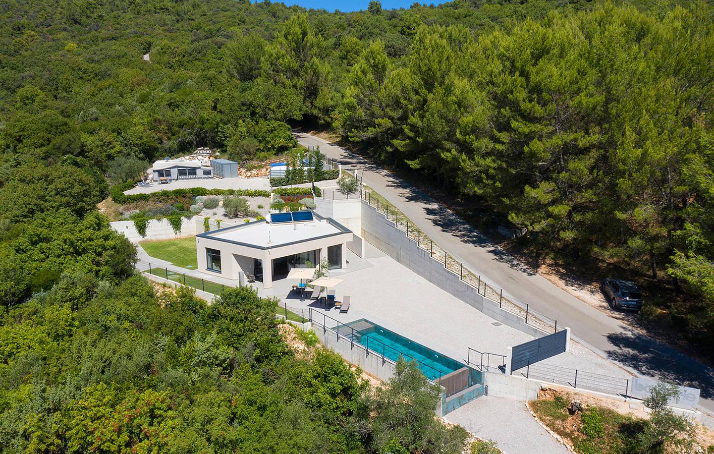 Geräumige 90 m² große Wohnung mit Terrasse, WLAN und Parkplatz, 1,5 km vom Strand entfernt in Raša, Ostküste Istrien