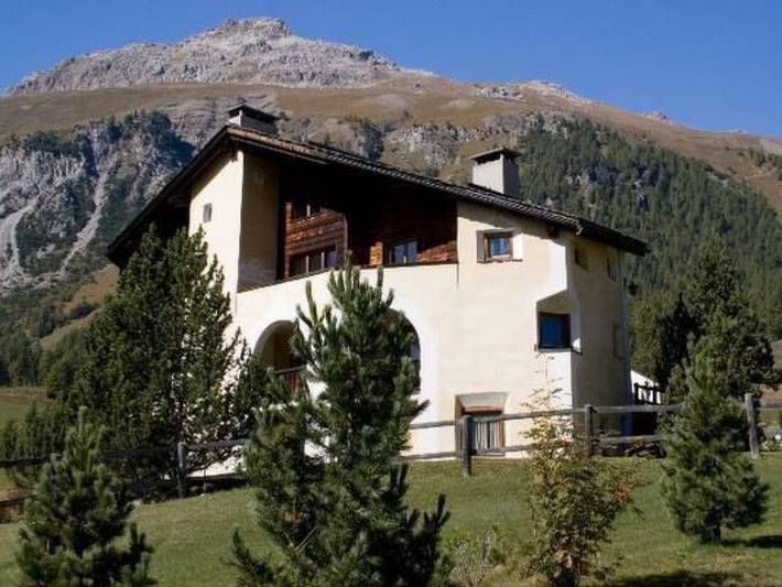 Vacation rental for 2 people, with yard in Engadin