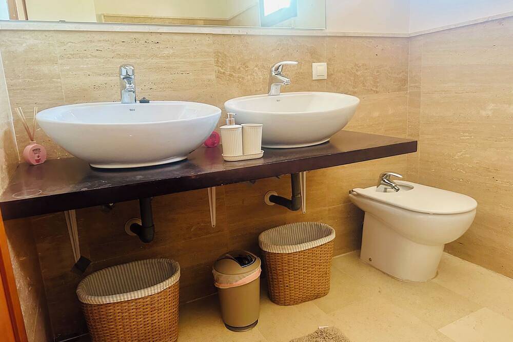 Lux Villa with Year-Round Heated Pool, beautiful outdoor space & Game Room in Montequinto, Dos Hermanas