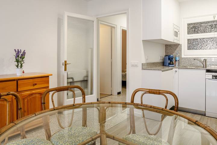Apartamento entero, Apartamento vacacional "Aubi" con terraza descubierta y una terraza interior. in Platja des Monestri (Calonge), Palamós
