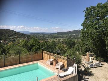Gîte pour 2 personnes, avec terrasse ainsi que jardin et piscine dans Gorges de l’Ardèche