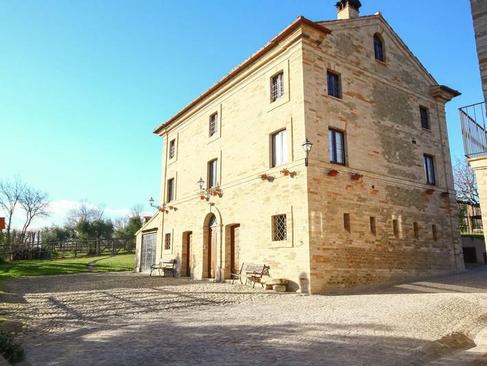 Agriturismo per 3 persone, con piscina e giardino in Provincia di Fermo