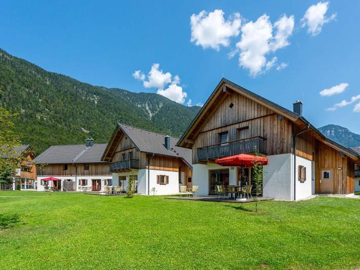 Chalet für 8 Personen, mit Balkon und Terrasse sowie Garten und Pool in Obertraun