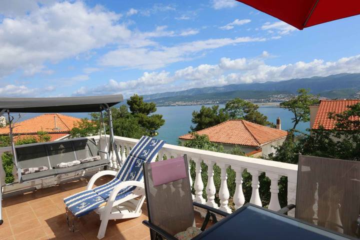 Apartamento vacacional entero, Apartamento vacacional con aire acondicionado y sólo 60 metros de la playa in Silo (Krk), Krk (isla)