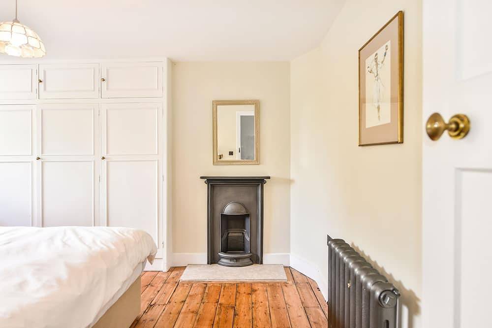 Farthings by inspirestays.com - a cottage with pool that sleeps 9 guests (6 adults max) in 4 bedroom in West Wittering Beach, West Wittering