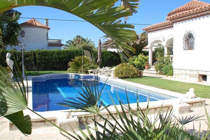 Casa rural para 4 personas, con jardín además de balcón y piscina en Baix Camp