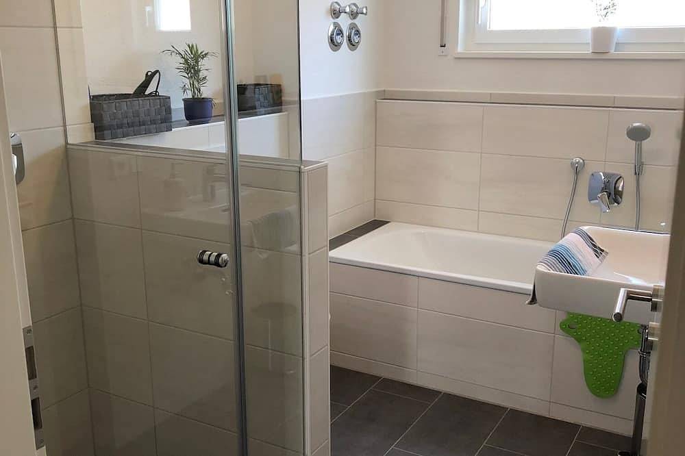 Ganze Wohnung, Neue Ferienwohnung im Ortskern Waging am See, Chiemgau (60qm), Neubau, mit W-Lan in Waging am See, Rupertiwinkel