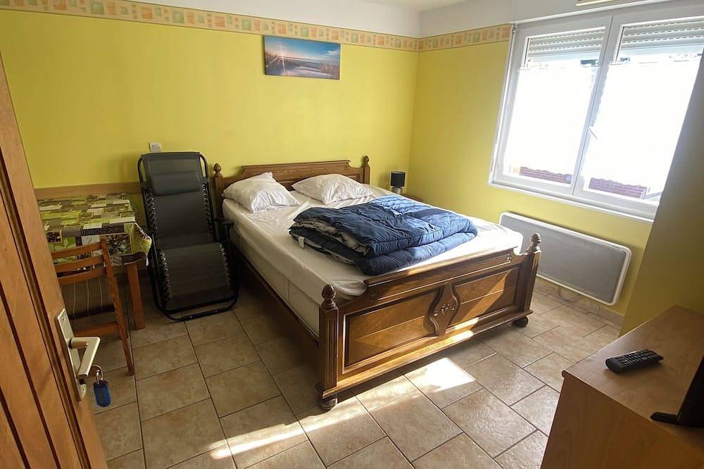 Entire apartment, First floor studio 2.5kms from Saint Amand les Eaux town center in Saint-Amand-les-Eaux, Valenciennes region