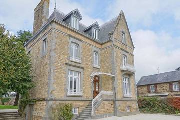 Gîte pour 16 personnes, avec jardin ainsi que sauna et jacuzzi à Ducey