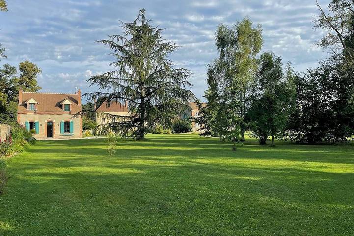 Location de vacances pour 6 personnes, avec jardin et terrasse à Dampierre-en-Burly