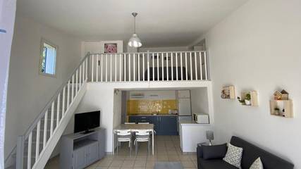 Gîte pour 2 personnes, avec vue et terrasse à Sénas