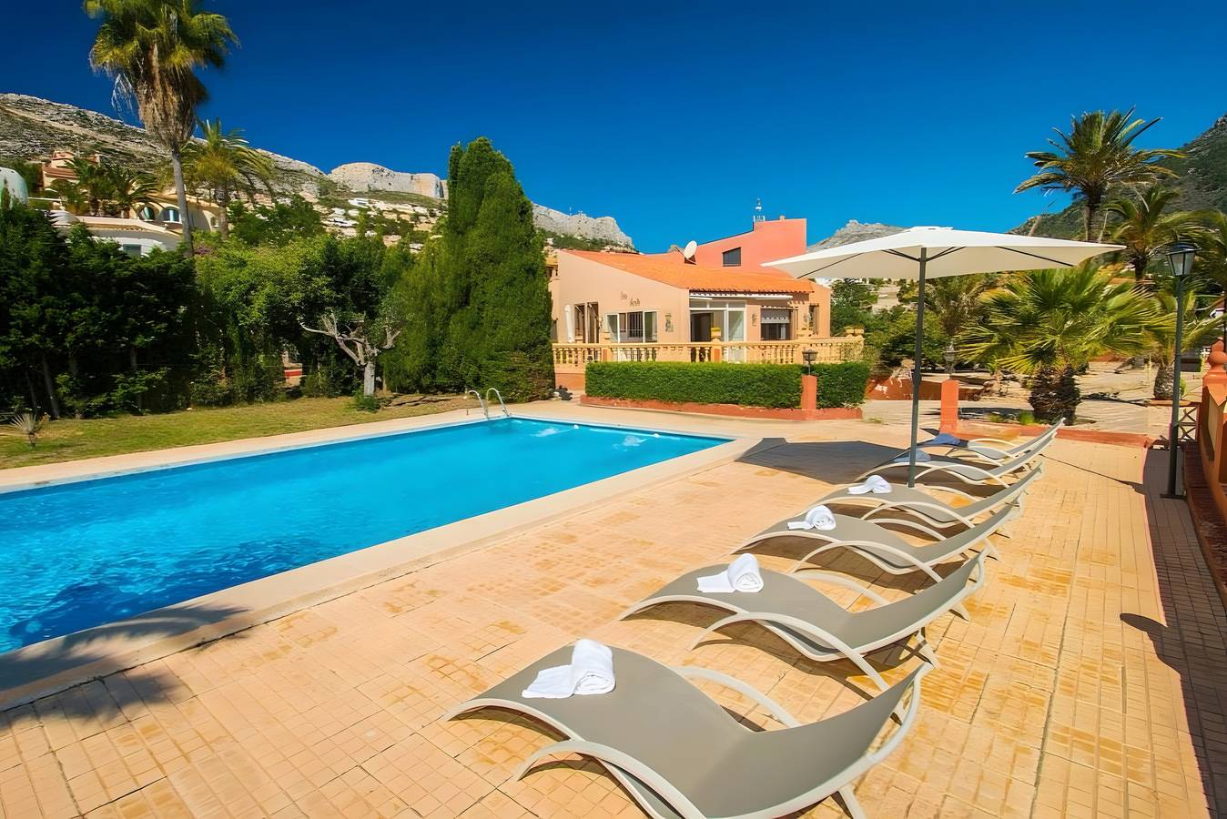Casa Vacacional 'Blanco' con Vistas al Mar, Wi-Fi y Aire Acondicionado in Cala les Urques (Maryvilla), Maryvilla