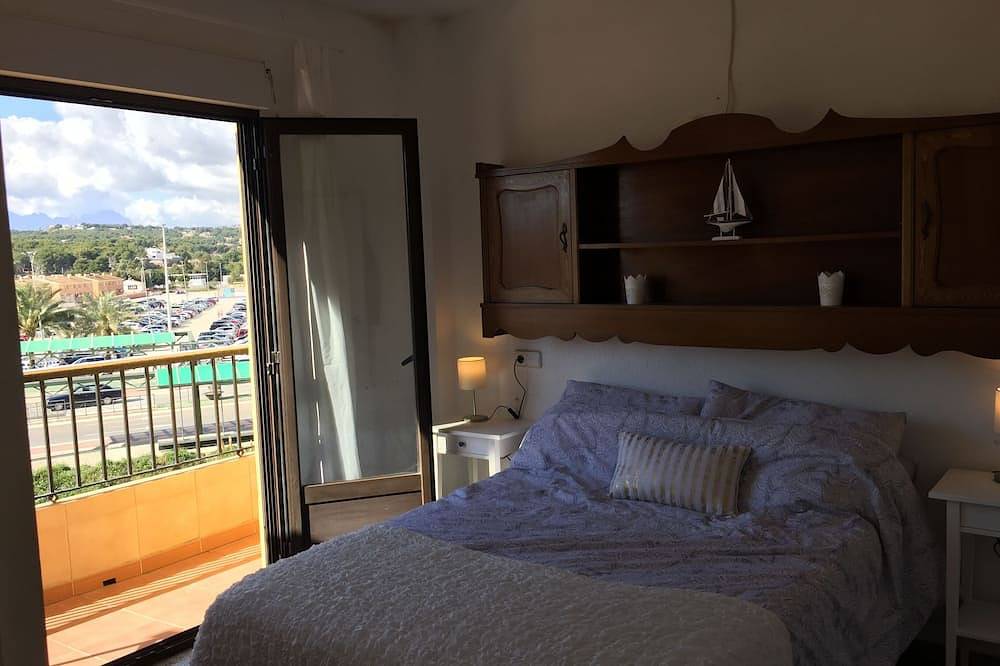 Apartamento entero, Luminoso y amplio apartamento en la ciudad de Moraira con viñedos y vistas a la montaña, in Club Moraira, Teulada