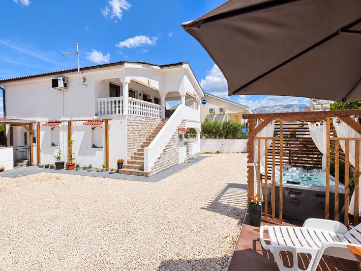 Ferienwohnung für 4 Personen, mit Balkon und Whirlpool sowie Terrasse und Garten in Razanac