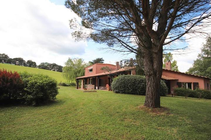 Location de vacances pour 8 personnes, avec jardin ainsi que piscine et vue à Saint-Amans-Soult