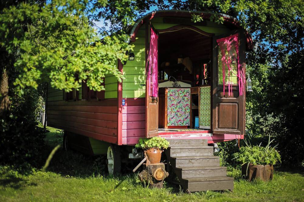 1946 \"Pacouli\" caravan in a wooded meadow in Lansac, Región de Blaye