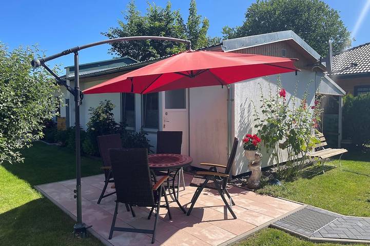 Bungalow für 3 Personen, mit Terrasse und Garten in Altefähr