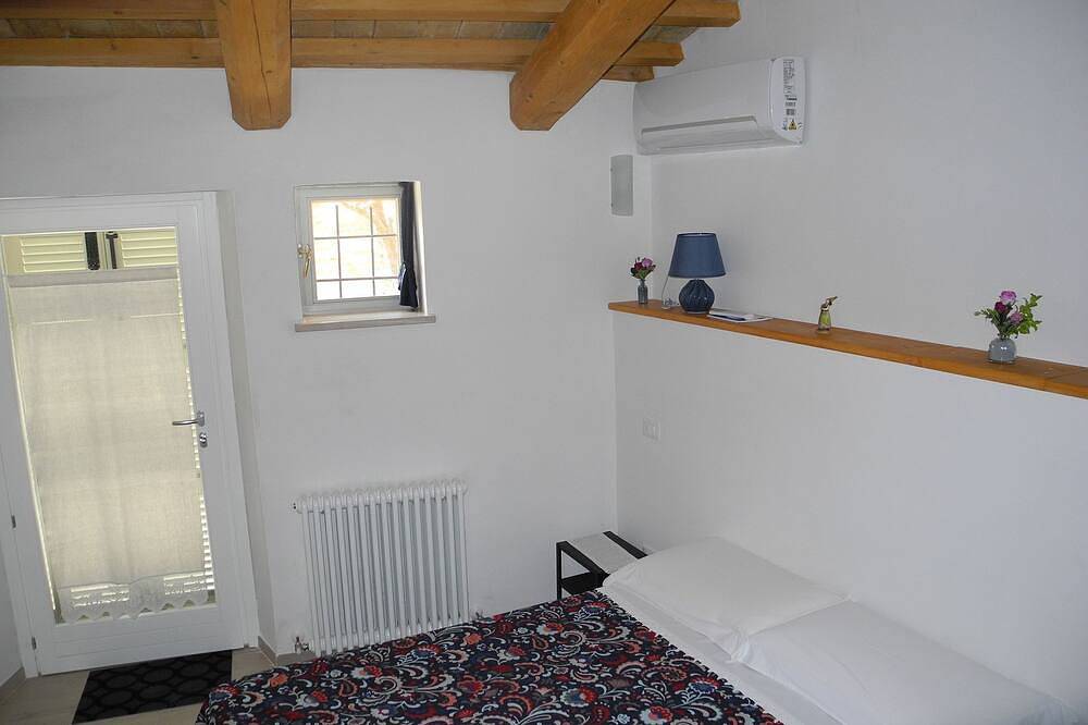 Independent Historic Residence Situated on a charming Renaissance Square in Urbino, Valle del Metauro
