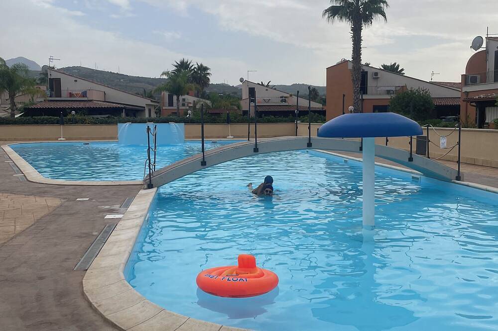 Donna Lopes, seaside cottage and pool in Piana Calzata, Provincia de Palermo
