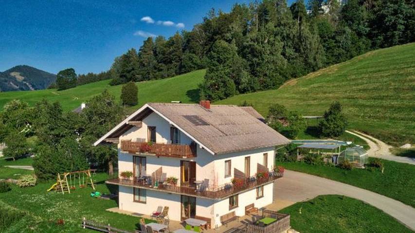 Ferienwohnung für 2 Personen, mit Terrasse und Garten sowie Seeblick, kinderfreundlich am Attersee